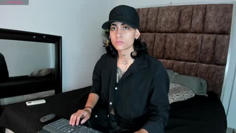 stivenbenet1 online show from December 5, 2024, 12:44 pm