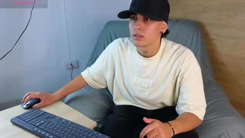 stivenbenet1 online show from September 20, 2025, 4:41 pm