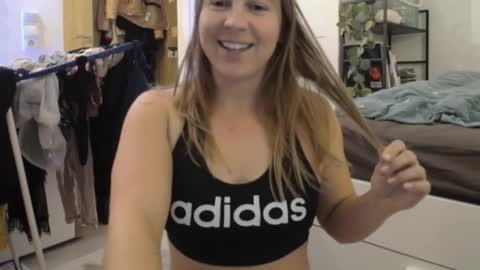 Sarah online show from November 11, 2025, 8:42 pm