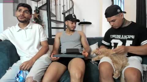 Snapshot of straight__friends chatting on December 21, 2025, 2:57 pm straight__friends online show from December 21, 2025, 2:57 pm