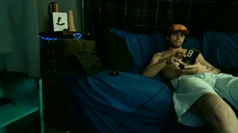 straitpipermann22 online show from December 20, 2025, 2:07 am