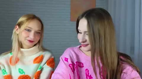 Snapshot of strawberryglow chatting on November 12, 2025, 2:12 am Alice and Violetta online show from November 12, 2025, 2:12 am