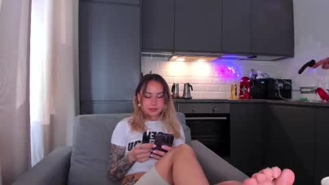 Tati and Lola online show from September 12, 2025, 9:31 am