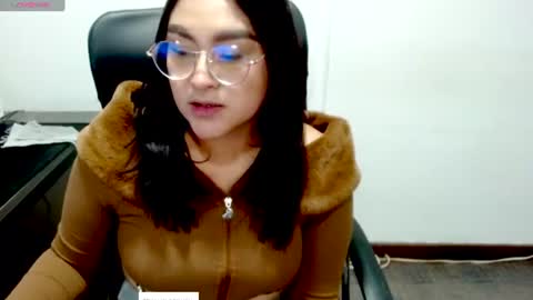 Snapshot of strawlux chatting on July 4, 2026, 5:52 pm strawlux online show from July 4, 2026, 5:52 pm