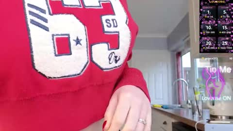 Amorina online show from February 13, 2026, 10:33 am