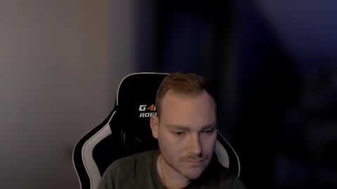 Snapshot of sub_austr chatting on November 5, 2025, 8:42 pm sub_austr online show from November 5, 2025, 8:42 pm