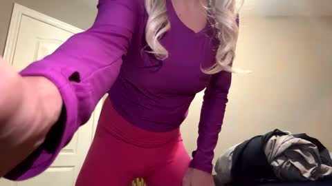 Snapshot of submiss14 chatting on December 4, 2025, 6:12 am Sissy Isabella online show from December 4, 2025, 6:12 am
