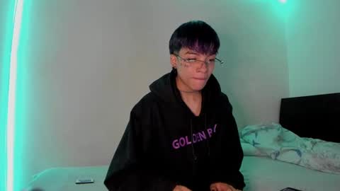 Snapshot of submissive_boyy_ chatting on February 7, 2025, 3:52 pm nico online show from February 7, 2025, 3:52 pm