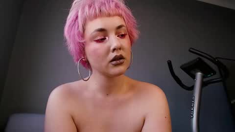 Snapshot of sunflower_in chatting on December 17, 2025, 12:33 pm Nina online show from December 17, 2025, 12:33 pm