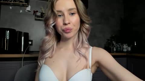 sunlovv online show from February 3, 2026, 9:58 am