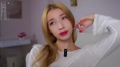 Snapshot of sunnmoonn chatting on November 25, 2025, 2:39 pm Lily online show from November 25, 2025, 2:39 pm