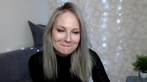 Snapshot of sunny_bunny6 chatting on December 13, 2024, 12:09 am Naomi online show from December 13, 2024, 12:09 am