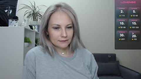 Snapshot of sunny_bunny6 chatting on December 18, 2024, 5:37 am Naomi online show from December 18, 2024, 5:37 am