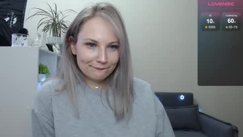 Snapshot of sunny_bunny6 chatting on December 18, 2024, 8:42 am Naomi online show from December 18, 2024, 8:42 am