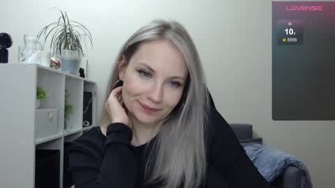 Snapshot of sunny_bunny6 chatting on January 19, 2025, 12:17 am Naomi online show from January 19, 2025, 12:17 am