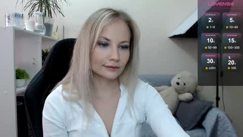 Snapshot of sunny_bunny6 chatting on October 6, 2025, 6:00 am Naomi online show from October 6, 2025, 6:00 am