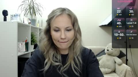 Snapshot of sunny_bunny6 chatting on November 26, 2025, 4:02 am Naomi online show from November 26, 2025, 4:02 am