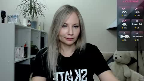 Snapshot of sunny_bunny6 chatting on November 30, 2025, 3:54 am Naomi online show from November 30, 2025, 3:54 am