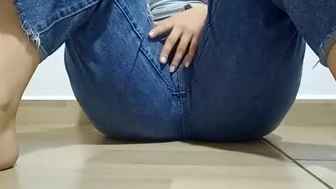 Snapshot of sunshine_days chatting on December 17, 2025, 5:30 pm Annie online show from December 17, 2025, 5:30 pm