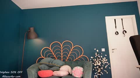 Snapshot of surfergirl121 chatting on October 4, 2025, 4:38 pm Allie online show from October 4, 2025, 4:38 pm