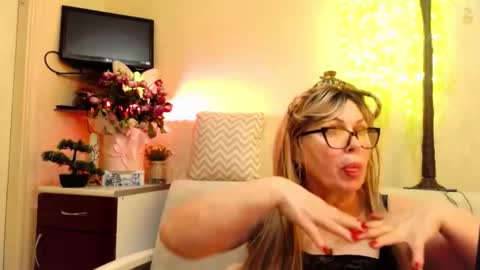 Snapshot of susiexnoreen chatting on May 23, 2026, 2:10 pm SusiexNoreen online show from May 23, 2026, 2:10 pm
