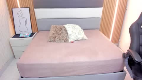 S U Z E T  online show from February 4, 2026, 7:42 pm