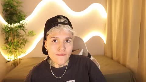 suzu_wolf online show from October 19, 2025, 4:57 am