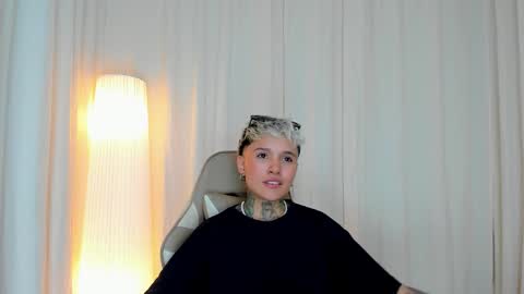 suzu_wolf online show from October 21, 2025, 5:19 am