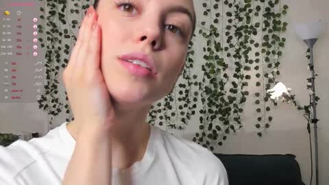 Snapshot of sweet_and_flirt chatting on October 22, 2025, 7:30 am Alice online show from October 22, 2025, 7:30 am