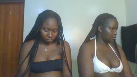 Snapshot of sweet_camila5 chatting on October 22, 2025, 10:31 pm Camila online show from October 22, 2025, 10:31 pm