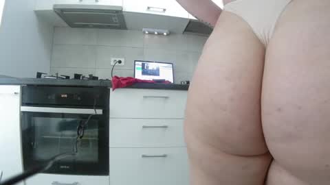 Snapshot of sweet_ella chatting on January 9, 2025, 10:52 am online show from January 9, 2025, 10:52 am