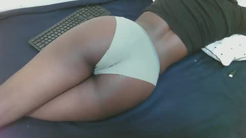 sweet_larra online show from November 4, 2025, 7:51 am