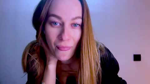 Mia online show from October 20, 2025, 8:09 pm