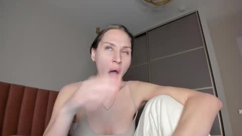 Snapshot of sweet_miss381 chatting on February 18, 2025, 12:59 am Sofi online show from February 18, 2025, 12:59 am