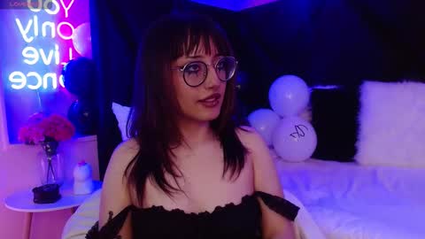 Roxanee online show from November 12, 2025, 6:14 am