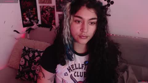 Snapshot of sweetdevil631 chatting on October 22, 2025, 3:34 pm Abril online show from October 22, 2025, 3:34 pm