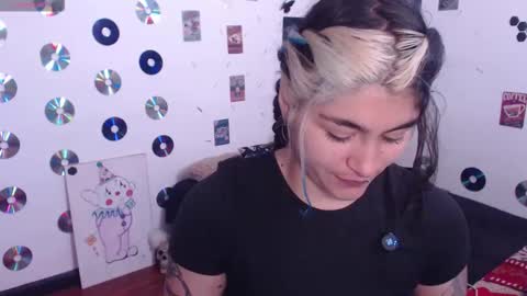 Snapshot of sweetdevil631 chatting on December 16, 2025, 3:28 pm Abril online show from December 16, 2025, 3:28 pm