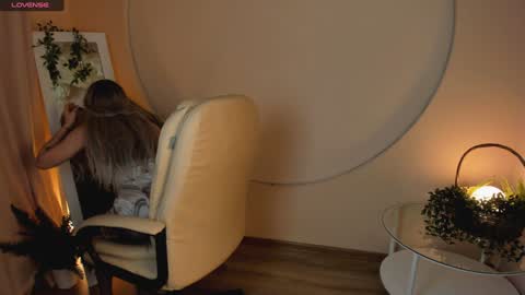 Snapshot of sweetheart_flower chatting on December 4, 2024, 2:59 pm Kira online show from December 4, 2024, 2:59 pm