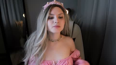 Snapshot of sweetheart_flower chatting on December 8, 2024, 3:13 pm Kira online show from December 8, 2024, 3:13 pm