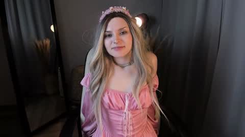 Snapshot of sweetheart_flower chatting on December 8, 2024, 6:17 pm Kira online show from December 8, 2024, 6:17 pm