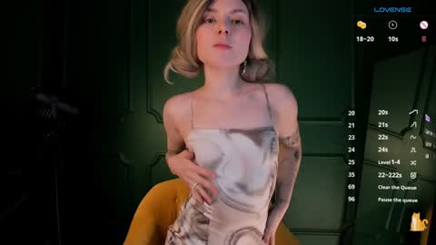 Snapshot of sweetheart_flower chatting on December 31, 2024, 2:58 pm Kira online show from December 31, 2024, 2:58 pm