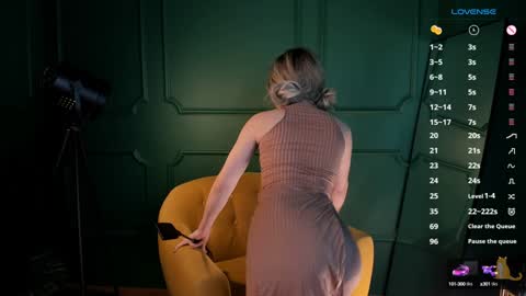 Snapshot of sweetheart_flower chatting on December 31, 2024, 6:35 pm Kira online show from December 31, 2024, 6:35 pm