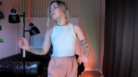 Snapshot of sweetheart_flower chatting on January 16, 2025, 10:44 pm Kira online show from January 16, 2025, 10:44 pm