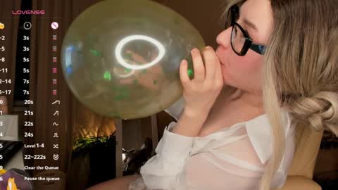 Snapshot of sweetheart_flower chatting on January 26, 2025, 9:18 pm Kira online show from January 26, 2025, 9:18 pm