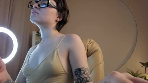 Snapshot of sweetheart_flower chatting on February 21, 2025, 6:48 pm Kira online show from February 21, 2025, 6:48 pm