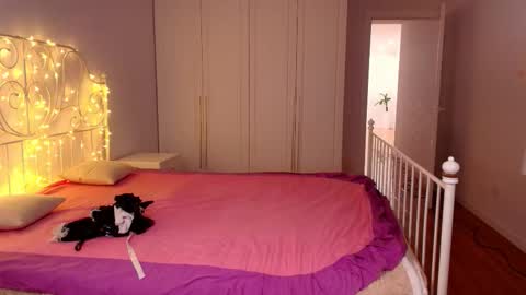 Nabilla online show from December 4, 2025, 11:19 am