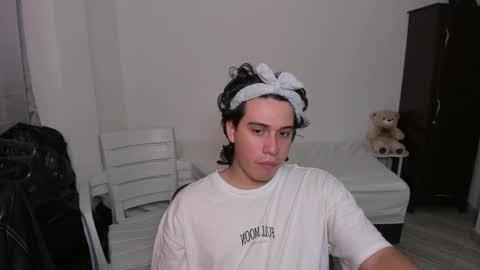 Snapshot of sweetlian_04 chatting on December 17, 2025, 6:47 pm Lian online show from December 17, 2025, 6:47 pm