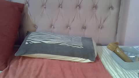 sweetmellowx1 online show from March 7, 2025, 4:46 am