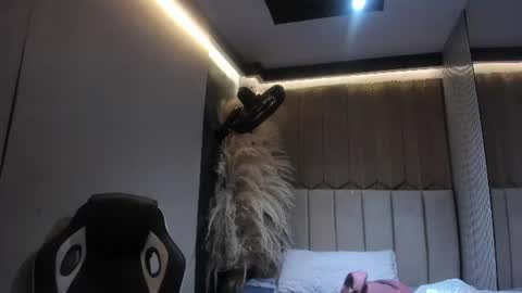 Snapshot of sweetnova_ chatting on June 14, 2026, 2:20 am Sweet Nova online show from June 14, 2026, 2:20 am