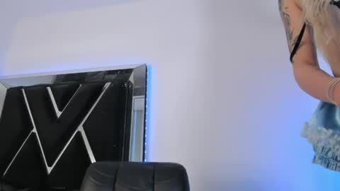  Alice Woolridge  online show from April 15, 2026, 2:40 am